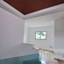 Interior con escalera y doble altura